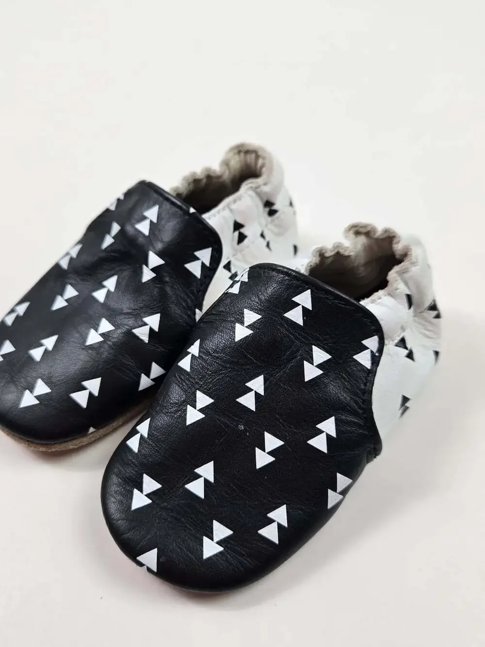 Robeez Baby Soft Sole Leather Crib Shoes 0-6 Months Black White Triangle Print